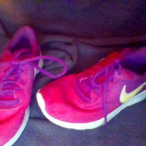 girl nikes